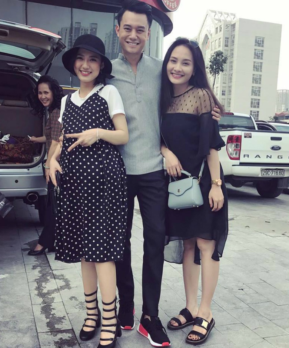 Hà Hồ táo bạo khoe vòng 3, Thanh Hằng gợi cảm khoe vòng một - 6 Bảo Thanh bật mí hình ảnh hậu trường vui vẻ cùng đồng nghiệp chưa được tiết lộ của bộ phim Sống chung với mẹ chồng