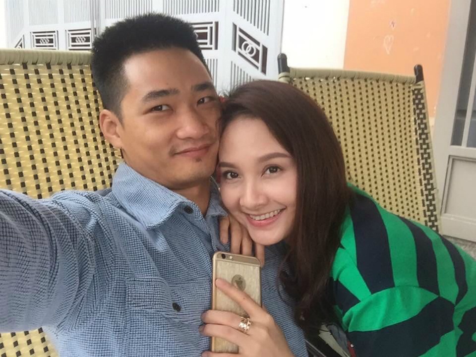 Gần đây, diễn viên Bảo Thanh liên tục khoe ảnh hạnh phúc bên ông xã sau scandal. Nữ diễn viên dịu dàng nép vào lòng ông xã. Cô viết: Thương anh.