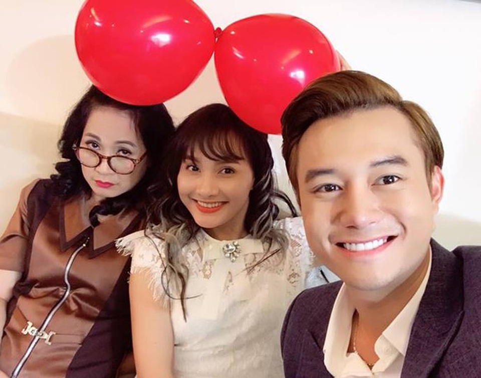 Sao Việt chu du thế giới nhân dịp năm mới - 16 Bảo Thanh tươi cười khi hội ngộ với chồng cũ Anh Dũng và mẹ chồng Lan Hương.