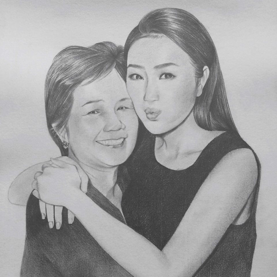 Ngày của Mẹ, sao Việt tung ảnh thời thơ ấu bên đấng sinh thành - 9 Ca sĩ Bảo Thy bày tỏ tình yêu của mình dành cho mẹ, cô cũng đăng tải ảnh hai mẹ con được vẽ khá đẹp, cô viết: “Con yêu Mẹ. Cám ơn các bạn đã tặng Thy 2 bức ảnh đẹp tuyệt vời!!!”