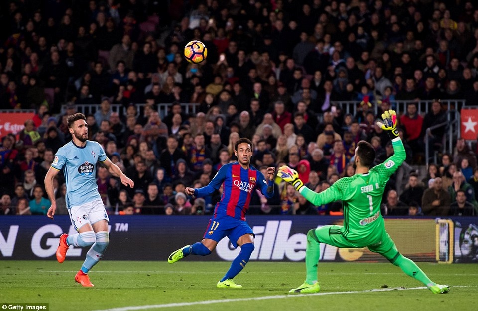 Barcelona 5-0 Celta Vigo: Messi lập cú đúp - 3
Neymar cũng để lại dấu ấn với pha bấm bóng đẳng cấp