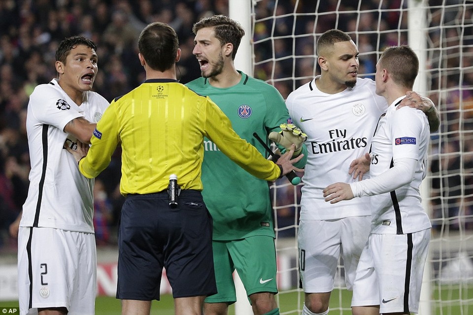 Những khoảnh khắc kỳ diệu trong chiến thắng 6-1 của Barca trước PSG - 10 
Hậu vệ PSG phản đối quyết định thổi phạt đền của trọng tài