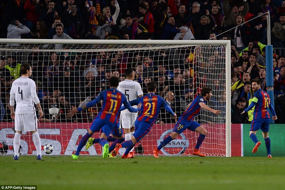 Những khoảnh khắc kỳ diệu trong chiến thắng 6-1 của Barca trước PSG - 14 
Khoảnh khắc lịch sử đã đến ở phút 91, khi Roberto ấn định thắng lợi 6-1