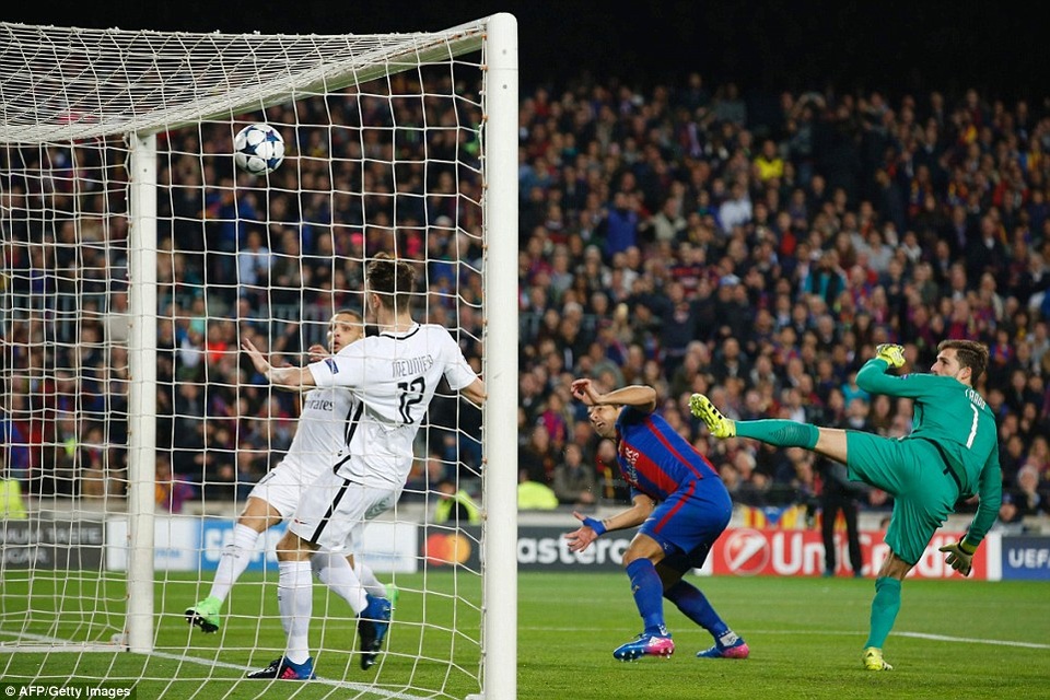 Những khoảnh khắc kỳ diệu trong chiến thắng 6-1 của Barca trước PSG - 6 
Luis Suarez ghi bàn ngay ở phút thứ 3...