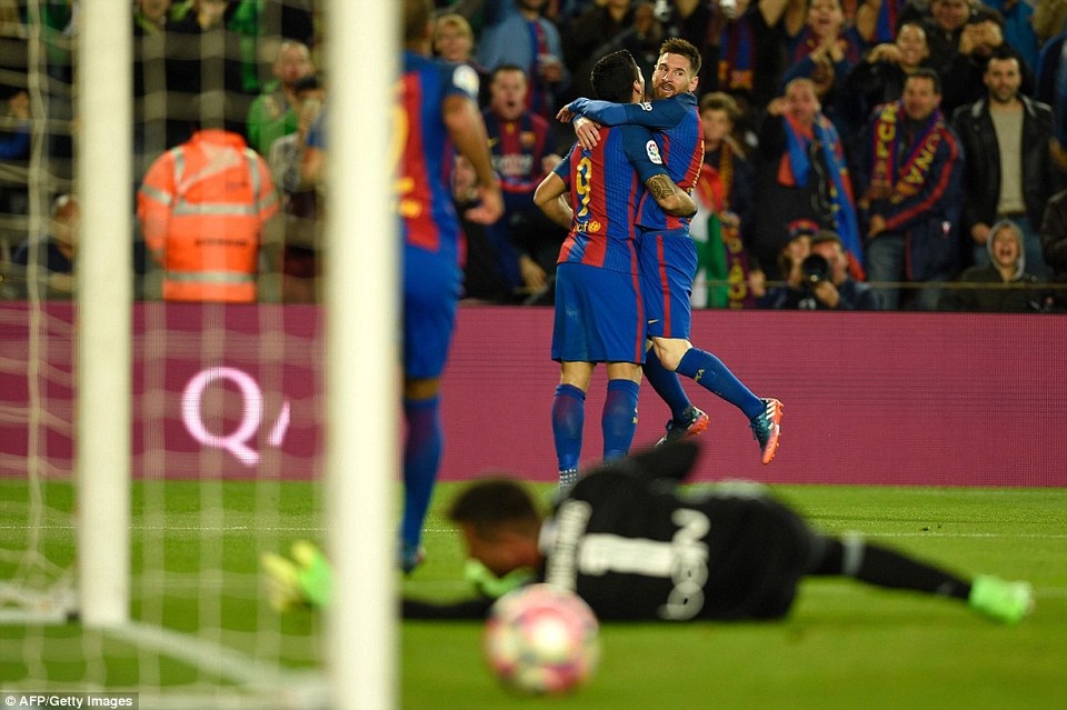 Barcelona 4-2 Valencia: Cú đúp của Messi - 4
Barcelona tiếp tục nuôi mộng vô địch La Liga
