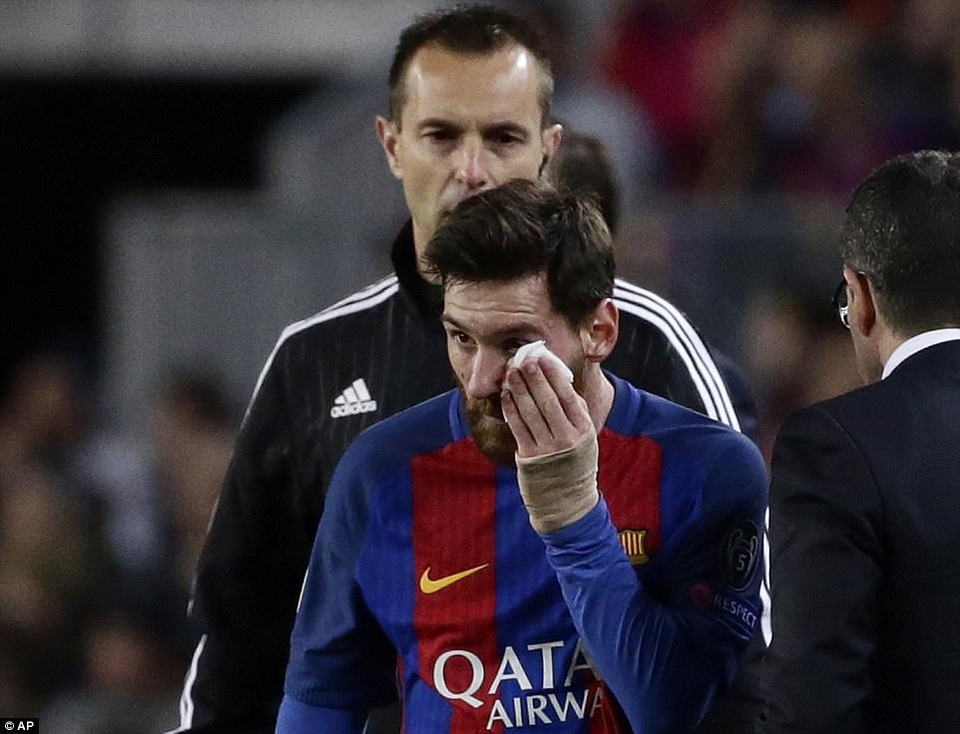 Neymar rơi lệ, Messi cúi đầu trong ngày Barca chia tay Champions League - 19
Messi đã đổ máu sau trong trận đấu này