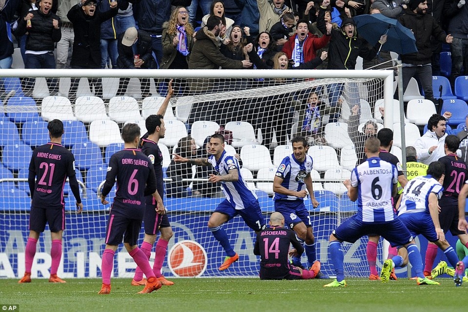 Vắng Neymar, Barcelona bất lực trước Deportivo tại Riazor - 5
Joselu mở tỷ số cho Deportivo ở cuối hiệp 1