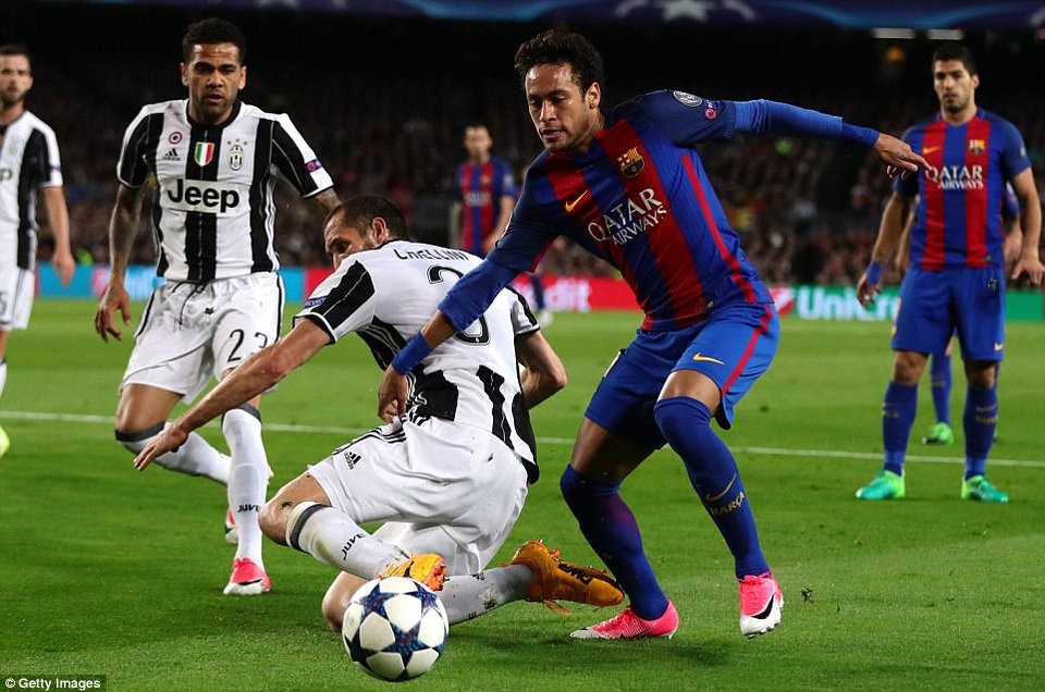 Neymar rơi lệ, Messi cúi đầu trong ngày Barca chia tay Champions League - 20
Neymar chơi khá nhạt nhòa trước sự đeo bám từ cầu thủ Juventus