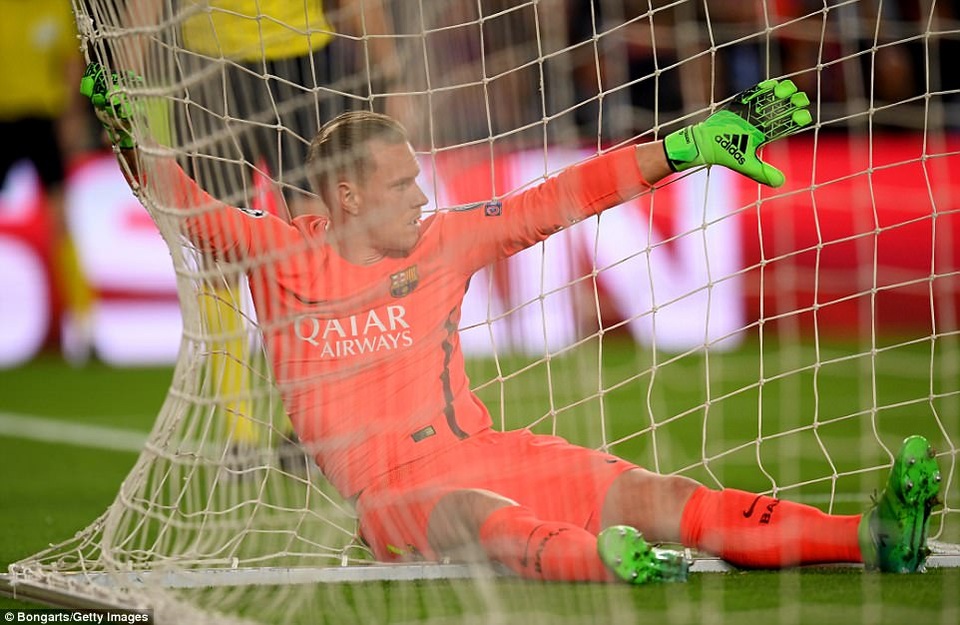 Neymar rơi lệ, Messi cúi đầu trong ngày Barca chia tay Champions League - 21
Thủ thành Stegen bên phía Barcelona cảm thấy chán nản khi đồng đội không thể ghi bàn