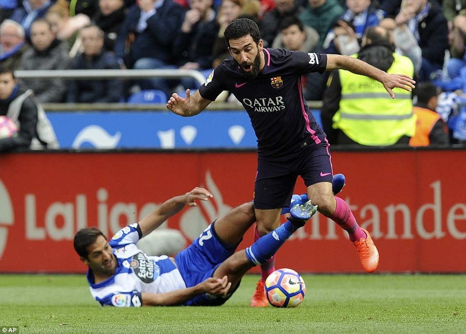 Vắng Neymar, Barcelona bất lực trước Deportivo tại Riazor - 4
Arda Turan chơi không đạt yêu cầu khi được đá chính thay Neymar