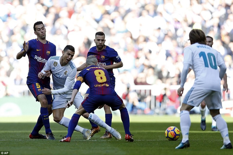 Những khoảnh khắc Barcelona hạ đo ván Real Madrid ở Bernabeu - 1
C.Ronaldo đã chơi đầy hứng khởi ở đầu hiệp 1