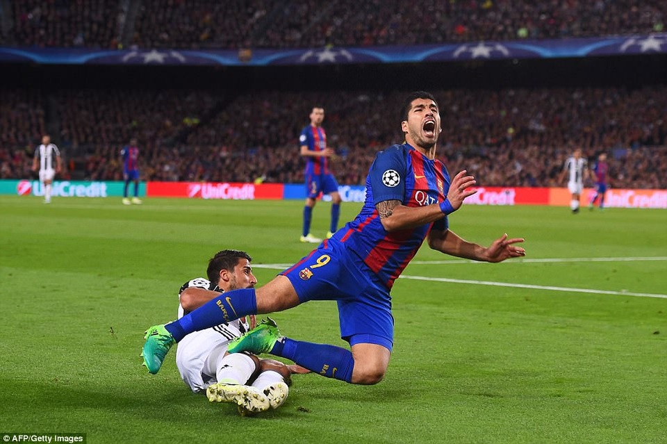 Neymar rơi lệ, Messi cúi đầu trong ngày Barca chia tay Champions League - 24
Tình huống tranh Suarez đột phá bị hậu vệ Juve đốn ngã, hình ảnh cho sự bất lực của Barcelona