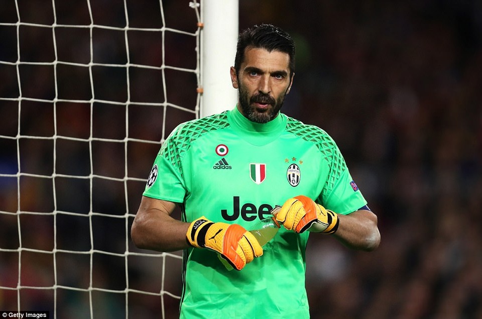 Neymar rơi lệ, Messi cúi đầu trong ngày Barca chia tay Champions League - 18
Thủ thành Buffon đã chơi xuất sắc, giúp Juventus giữ sạch lưới tại Nou Camp