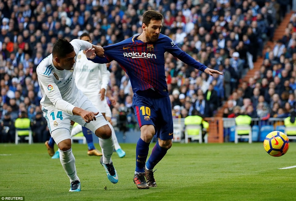 Những khoảnh khắc Barcelona hạ đo ván Real Madrid ở Bernabeu - 19
Casemiro bất lực trong việc bám đuổi Messi