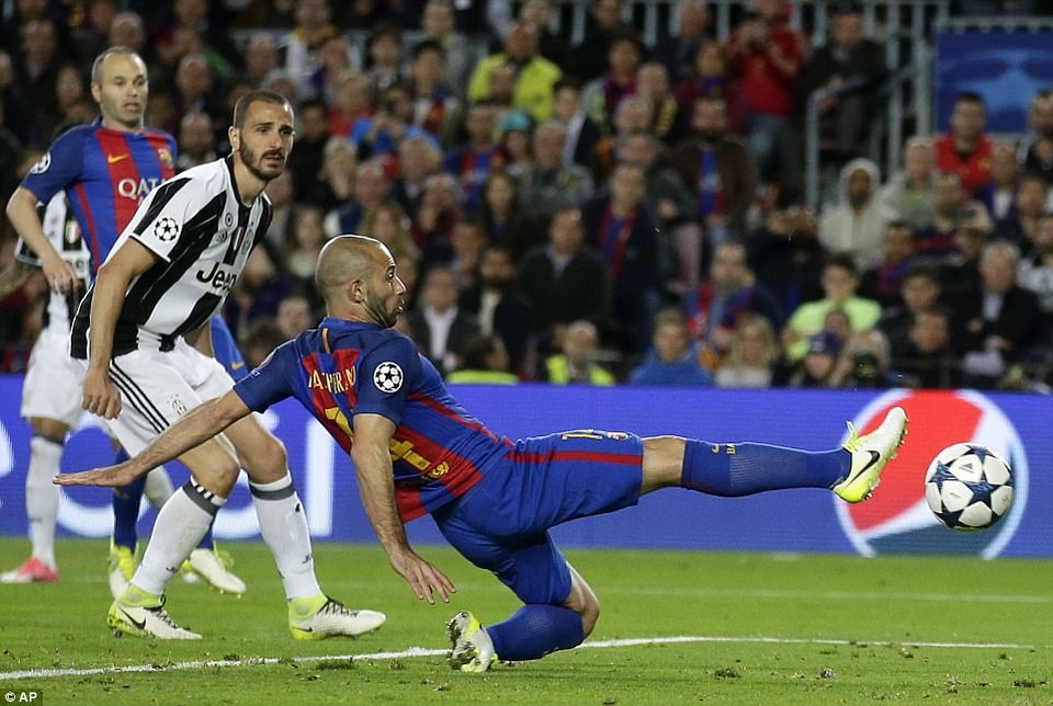 Neymar rơi lệ, Messi cúi đầu trong ngày Barca chia tay Champions League - 17
Hậu vệ Mascherano trong tình huống lên tham gia tấn công