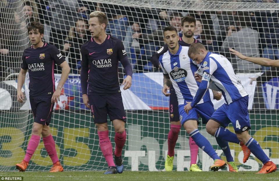 Vắng Neymar, Barcelona bất lực trước Deportivo tại Riazor - 14
Thất bại trước Deportivo khiến Barcelona mất ngôi đầu bảng vào tay Real Madrid