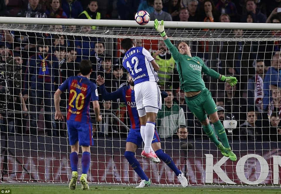 Barcelona 3-2 Sociedad: Cú đúp của Messi - 3
Sociedad liên tục ghi bàn khiến trận đấu trở nên đầy hấp dẫn