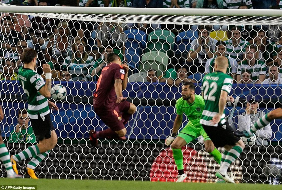 Barcelona hạ gục Sporting Lisbon trên đất Bồ Đào Nha - 2
Tình huống Suarez đánh đầu hụt khiến Coates đá phản lưới nhà
