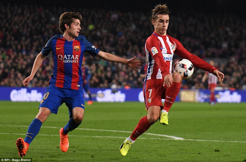 Atletico có thể chặn mạch trận bất bại của Barcelona? - 3
Hàng thủ Barcelona cần dè chừng Griezmann