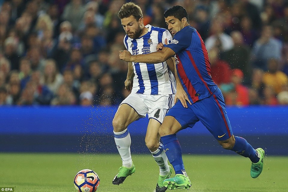 Barcelona 3-2 Sociedad: Cú đúp của Messi - 4
Luis Suarez chơi khá vô duyên ở trận đấu này