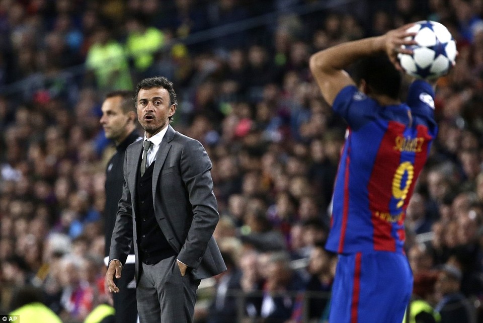 Neymar rơi lệ, Messi cúi đầu trong ngày Barca chia tay Champions League - 15
HLV Luis Enrique không thể mang đến sự khác biệt về lối chơi