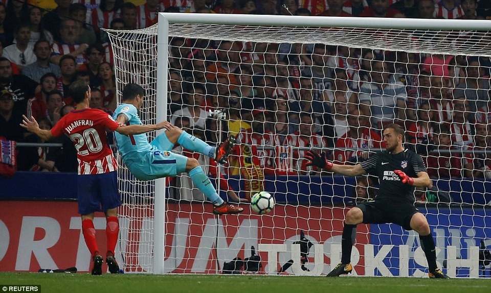 Hòa Atletico, Barcelona chấm dứt mạch toàn thắng ở La Liga - 4
Luis Suarez mang về 1 điểm cho Barcelona ở cuối trận