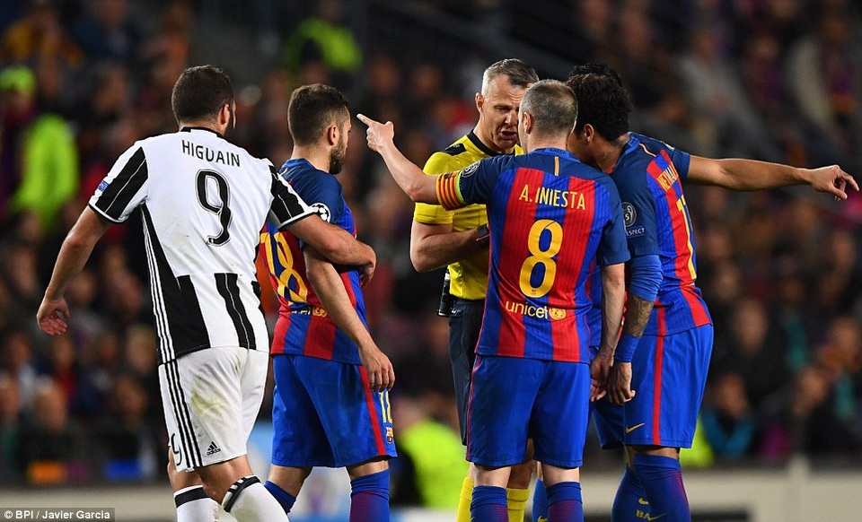 Neymar rơi lệ, Messi cúi đầu trong ngày Barca chia tay Champions League - 13
Trận đấu diễn ra căng thẳng, cầu thủ hai đội liên tục phản ứng trọng tài