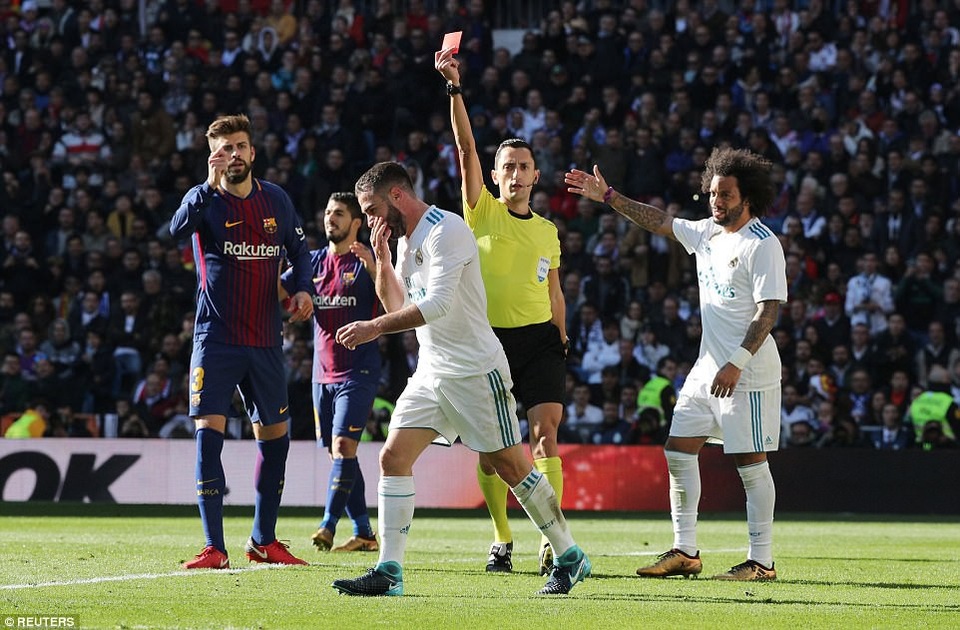 Những khoảnh khắc Barcelona hạ đo ván Real Madrid ở Bernabeu - 9
Carvajal nhận thẻ đỏ ở phút 63, khi Real Madrid vỡ trận