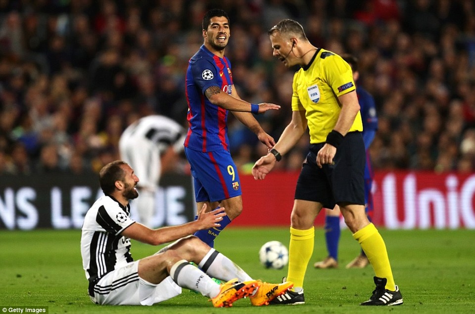 Neymar rơi lệ, Messi cúi đầu trong ngày Barca chia tay Champions League - 11
Trước sự đeo bám từ Chiellini, Suarez đã chơi quá nhạt nhòa