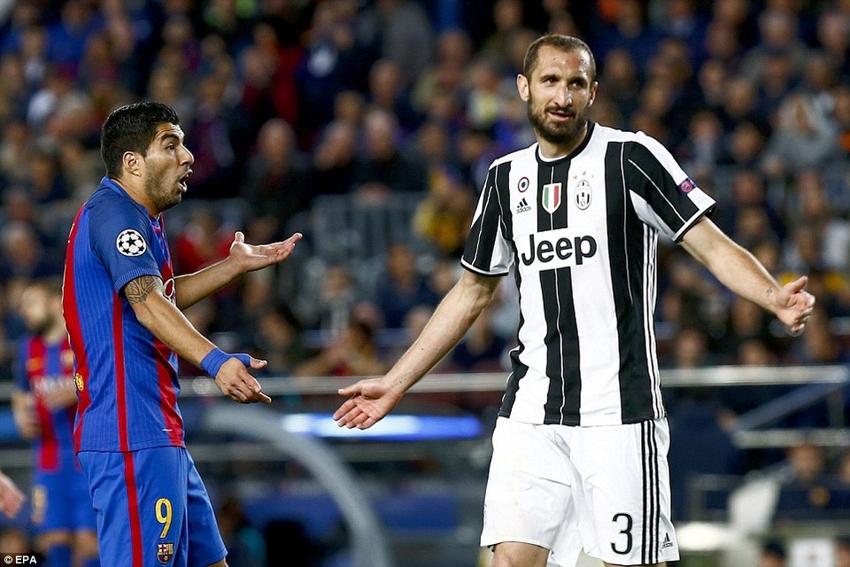 Neymar rơi lệ, Messi cúi đầu trong ngày Barca chia tay Champions League - 10
Suarez và Chiellini liên tục chạm trán nhau trên sân