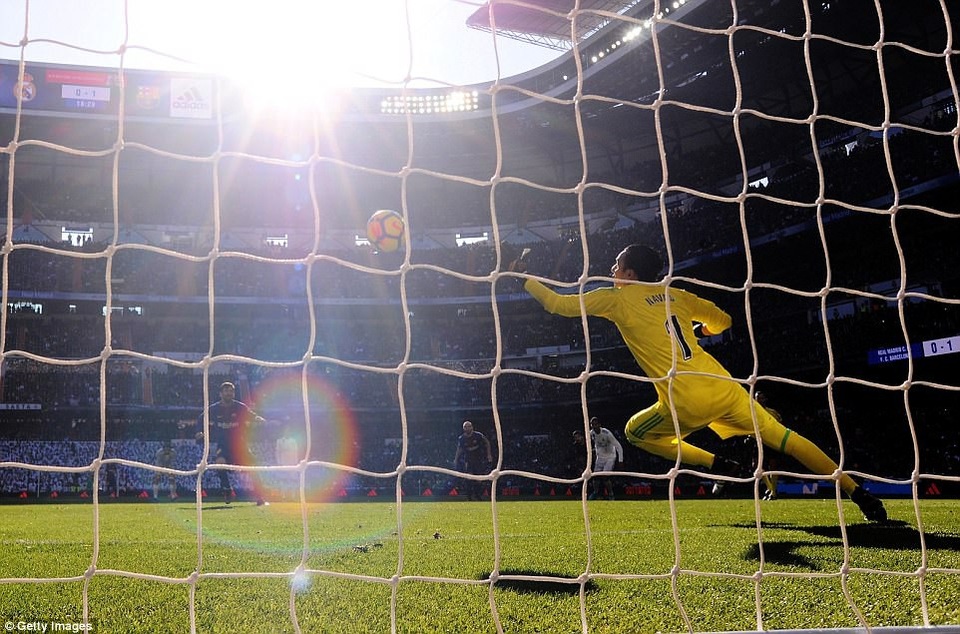Những khoảnh khắc Barcelona hạ đo ván Real Madrid ở Bernabeu - 7
Messi nhân đôi cách biệt lên 2-0 ở phút 64 sau quả 11...