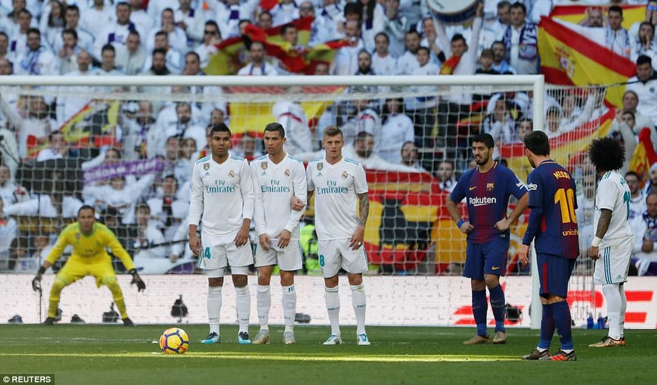 Những khoảnh khắc Barcelona hạ đo ván Real Madrid ở Bernabeu - 6
Barca lép vế hơn ở hiệp 1, nhưng họ vẫn sắc sảo hơn trong các tình huống tấn công