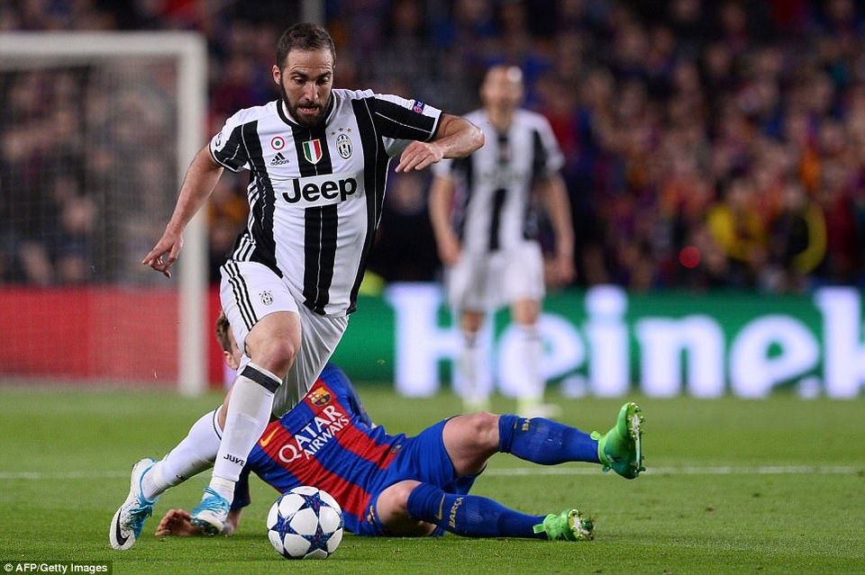 Barcelona - Juventus: Bại binh phục hận - 2
Hàng thủ Barceona phải hết sức dè chừng Higuain