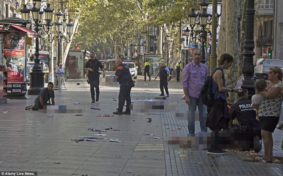 Đâm xe khủng bố ở Barcelona, ít nhất 13 người chết - 1
Cảnh tượng ngổn ngang tại hiện trường vụ tấn công (Ảnh: Alamy)