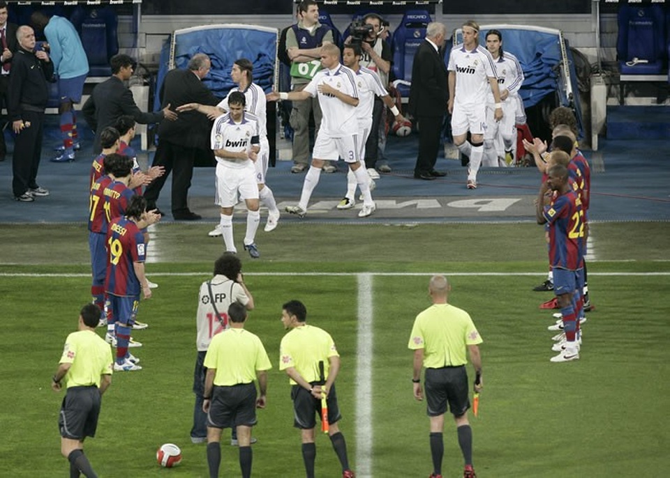 Barcelona quyết không “hạ mình” vinh danh Real Madrid - 1 Barcelona từng đứng xếp hàng tôn vinh Real Madrid vào năm 2008