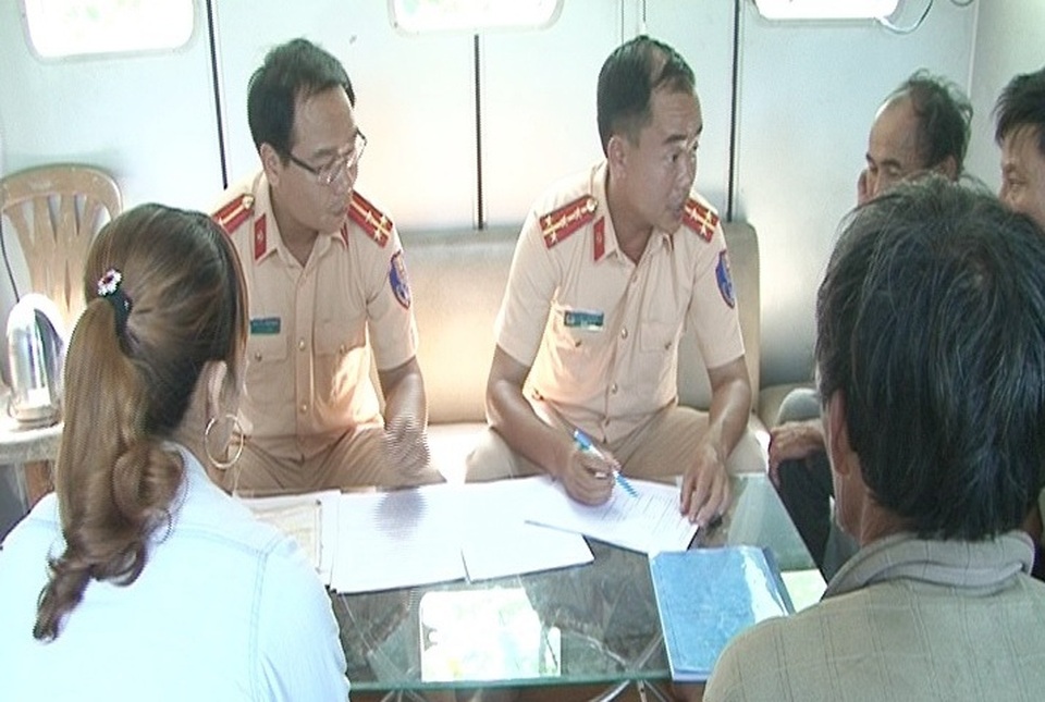 Bắt 10 thuyền khai thác cát sỏi trái phép trên sông Hương - 1 Cảnh sát Giao thông đường thủy Công an tỉnh Thừa Thiên Huế lập biên bản, tạm giữ 3 thuyền của Nguyễn Văn Linh, Dương Thị Ngọc Lan, Võ Văn Thọ làm chủ đang khai thác cát sạn trái phép trên sông Hương