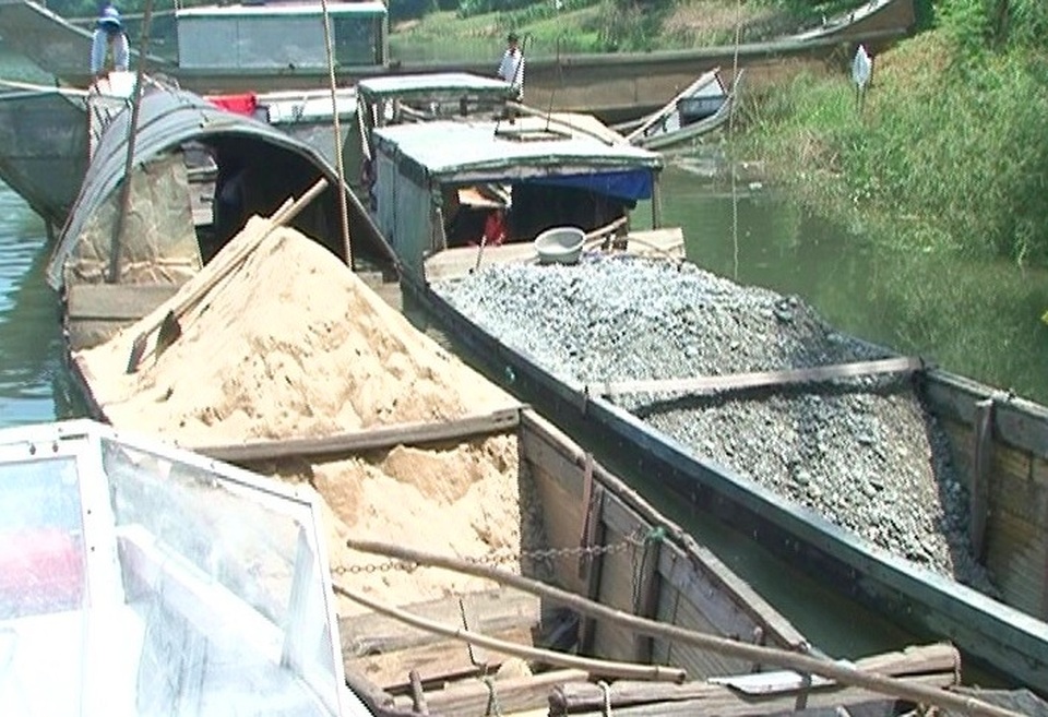 Bắt 10 thuyền khai thác cát sỏi trái phép trên sông Hương - 3 Liên tiếp 10 thuyền khai thác cát sỏi trái phép trên sông Hương bị bắt