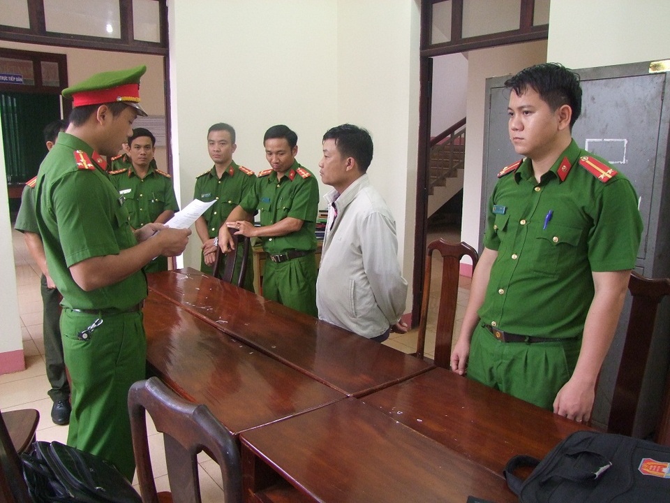 
Công an đọc lệnh bắt nguyên Trưởng phòng Kỹ thuật quản lý bảo vệ rừng của Công ty TNHH Lâm nghiệp Trường Xuân
