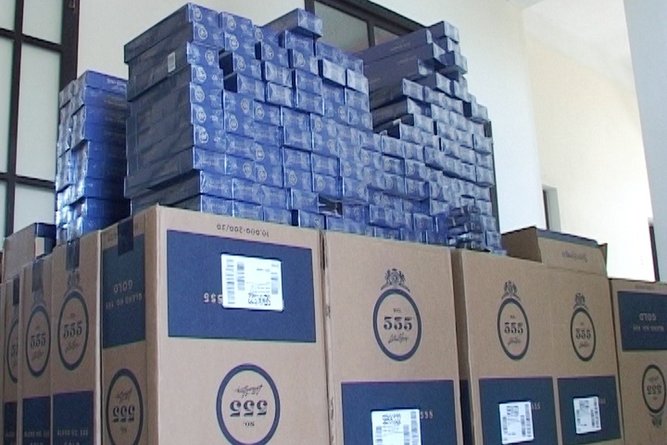 Bắt giữ 20.000 bao thuốc lá ngoại nhập lậu vào Việt Nam - 2
Có tất cả 20.000 bao thuốc lá 555 được sản xuất từ nước ngoài trong lô hàng này