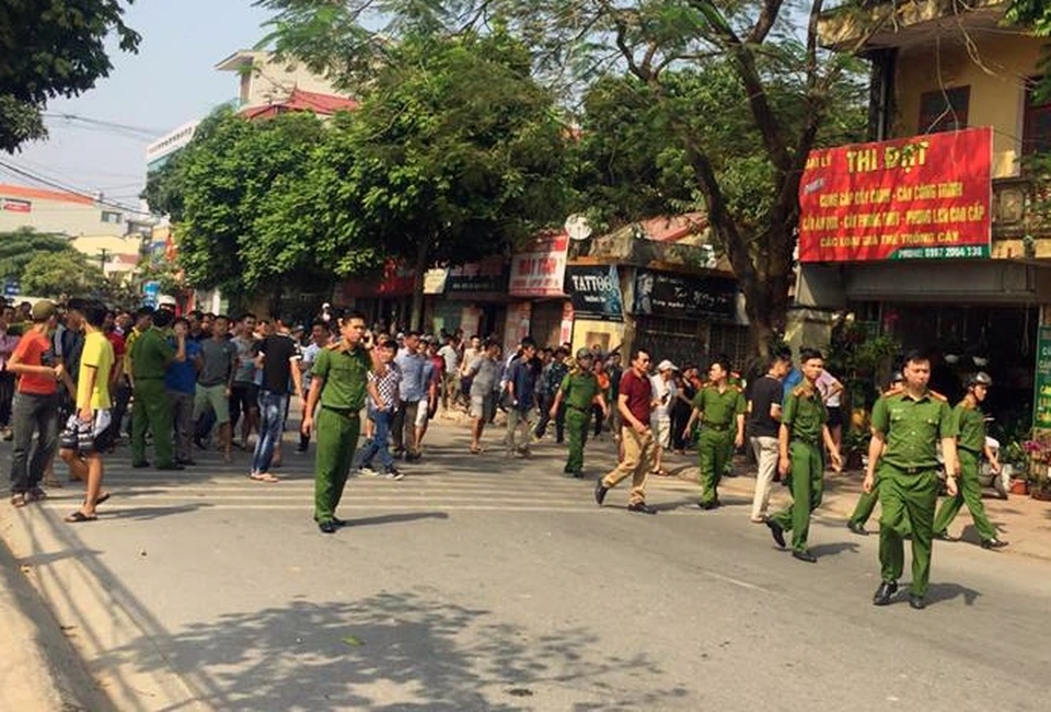 Chủ cửa hàng hoa kể giây phút thanh niên dùng súng khống chế con tin - 5 Chủ cửa hàng hoa kể giây phút thanh niên dùng súng khống chế con tin - 5
