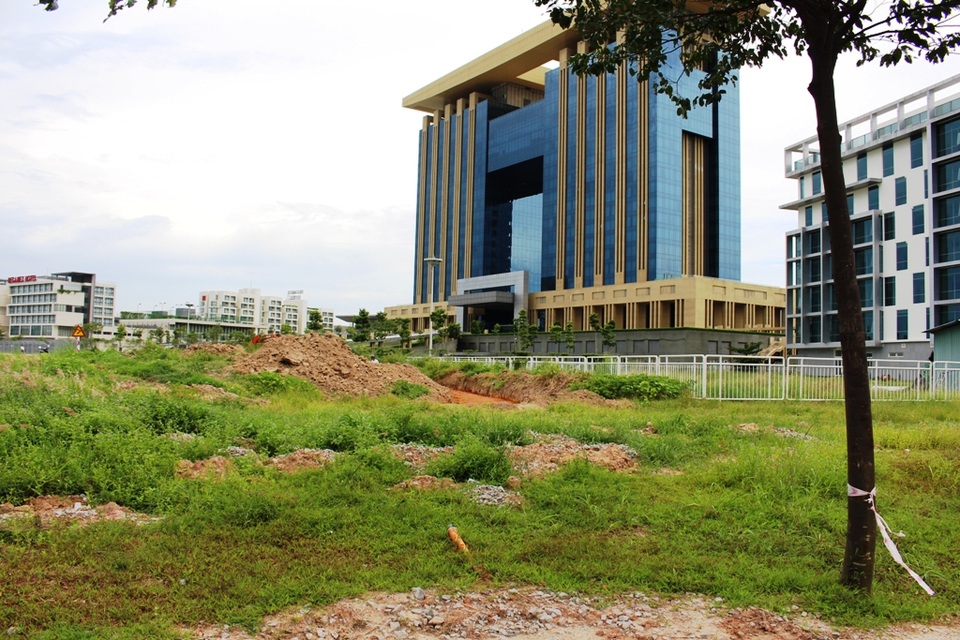 Đại gia "bỏ chạy", vùng ven TPHCM hoang tàn sau cơn sốt đất - 2 Bãi đất hoang ngay sau Trung tâm hành chính hoành tráng