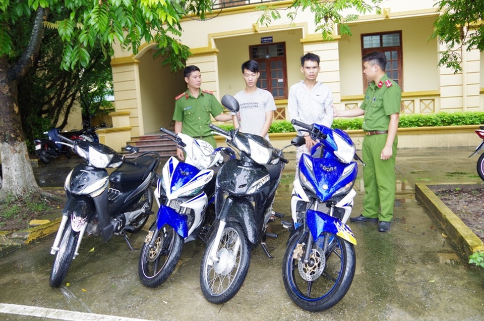 Bắt 2 đối tượng đột nhập kho chứa hàng trộm 3 xe máy - 1 Sau 1 giờ điều tra, cơ quan Công an đã bắt giữ 2 đối tượng trộm 3 xe máy trong đêm (ảnh: Công an Hà Nam)