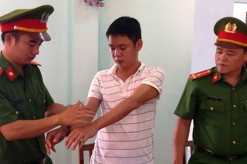 Nghệ An không có người đứng đầu nào bị xử lý trách nhiệm vì để xảy ra tham nhũng - 1
Công an huyện Kỳ Sơn bắt giữ Phạm Viết Tình - Trạm trưởng Trạm quản lý và bảo vệ rừng Nậm Càn do để mất 117m3 gỗ Sa Mu trong phạm vi rừng do mình quản lý (ảnh Lữ Phú)