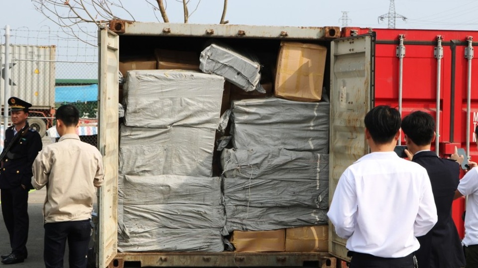 Phát hiện 1 container chứa tiền chất ma tuý cực độc bị bỏ quên ở Cảng - 2
Phía trong container chứa đầy những thùng lá khát