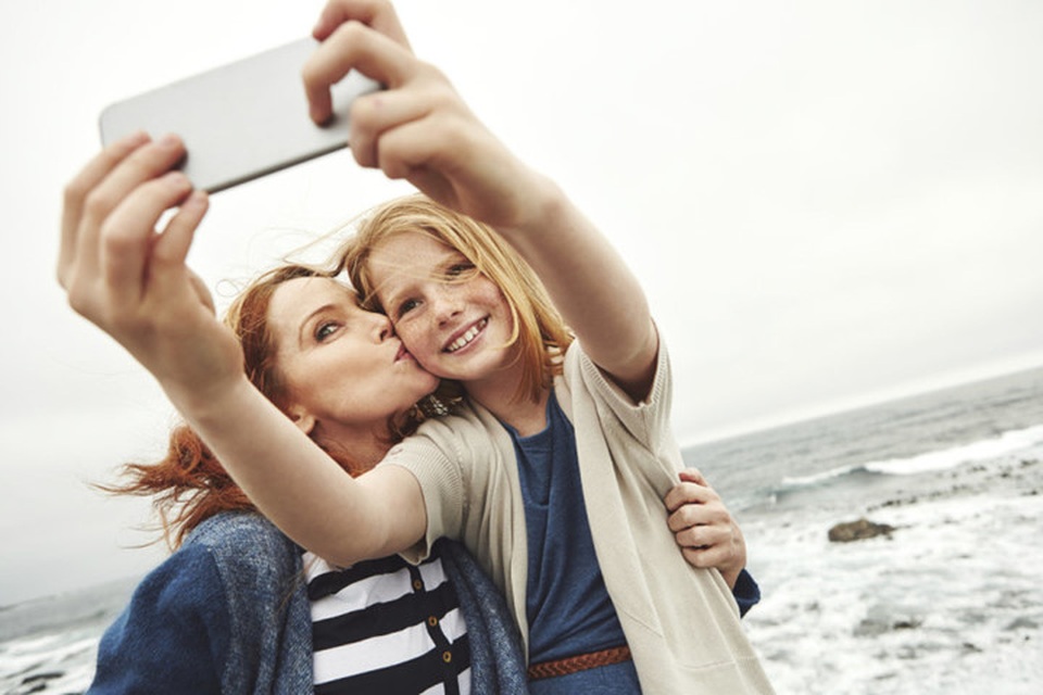 Cùng đi du lịch với mẹ: Mặc dù ngày 8/3 năm nay không vào ngày cuối tuần nhưng nếu hai mẹ con bạn có thể sắp xếp được thời gian thì một chuyến du lịch sẽ là một trải nghiệm đáng nhớ để hai người có thể hiểu nhau và thân thiết hơn.