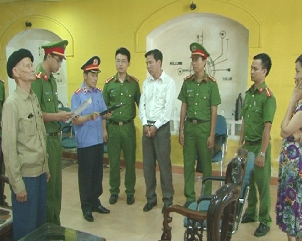 Bắt nguyên Giám đốc thuộc Khu kinh tế Chân Mây – Lăng Cô có dấu hiệu tham nhũng - 2 Cơ quan Cảnh sát điều tra đọc lệnh bắt tạm giam ông Lam và khám xét nơi ở