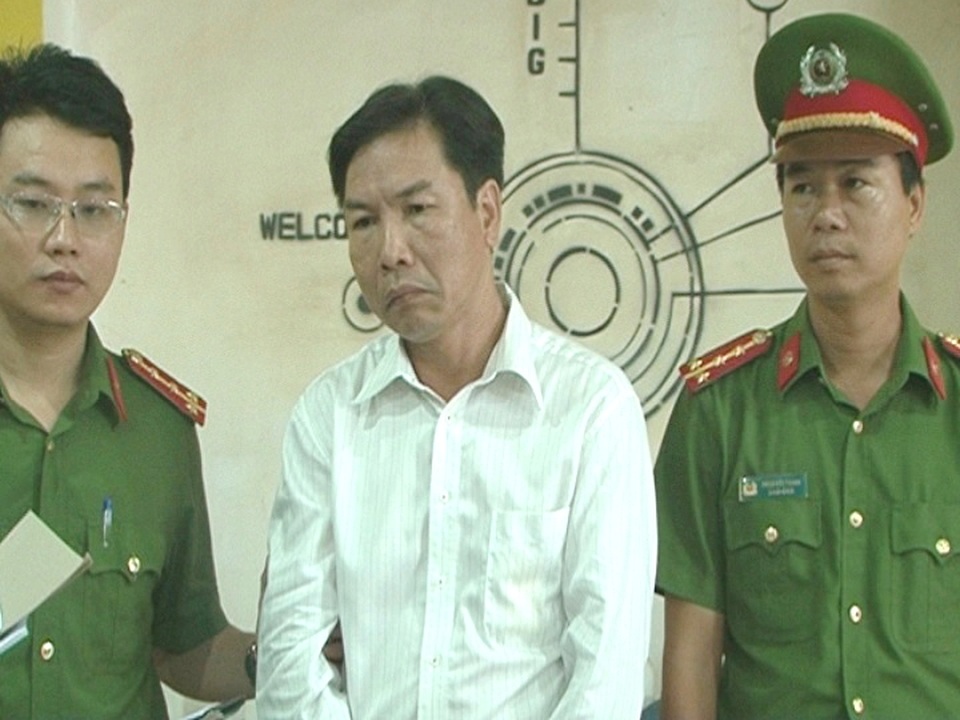 Bắt nguyên Giám đốc thuộc Khu kinh tế Chân Mây – Lăng Cô có dấu hiệu tham nhũng - 1 Ông Lê Hữu Lam (giữa) bị bắt tạm giam