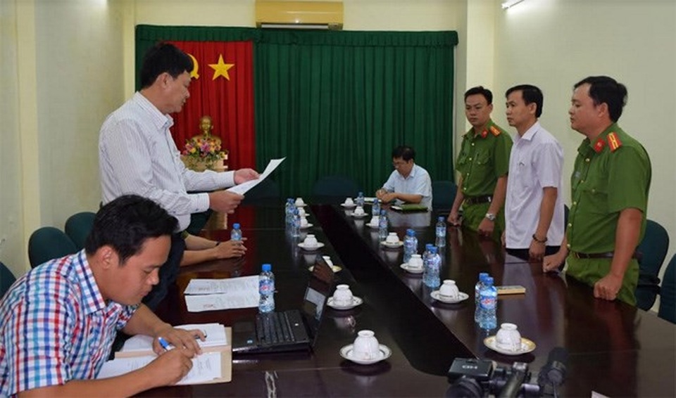 Bộ Nông nghiệp và Bộ Công an cùng xử lý nhiều vụ vi phạm gây thiệt hại hàng nghìn tỷ đồng - 3 Ngày 28/11, cơ quan CSĐT Bộ Công an, phối hợp với cơ quan CSĐT Công an tỉnh Trà Vinh, tống đạt quyết định khởi tố vụ án, khởi tố bị can và lệnh bắt tạm giam ông Trần Văn Tâm, nguyên Giám đốc Công ty Lương thực Trà Vinh và 3 đối tượng liên quan về hành vi “Cố ý làm trái quy định của Nhà nước về quản lý kinh tế gây hậu quả nghiêm trọng”. Trong ảnh, ông Trần Văn Tâm (đứng giữa bên phải) - ảnh: CAND.
