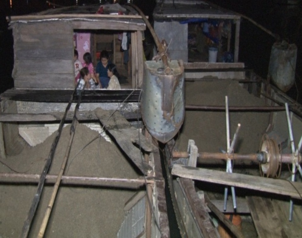 Bắt quả tang 3 thuyền khai thác cát trái phép trên sông Hương - 2 Cát được hút lên từ lòng sông Hương vào ban đêm để qua mặt lực lượng chức năng