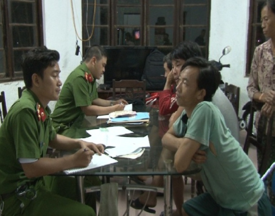 Bắt quả tang 3 thuyền khai thác cát trái phép trên sông Hương - 3 Công an thành phố Huế lấy lời khai từ các chủ thuyền